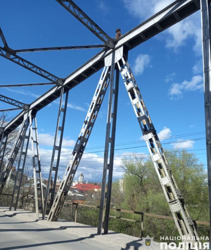 На Тернопільщині поліцейський врятував життя 15-річного хлопця, який хотів стрибнути з моста