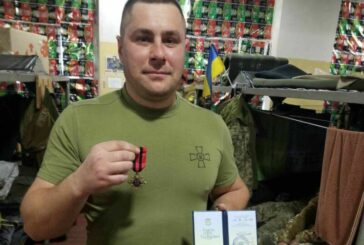 На війні з перших днів: захисника з Тернопільщини нагородили нагрудним знаком «Золотий хрест»