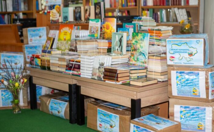Тернопільщина передала для Чорнобаївської громади на Херсонщині понад 1200 книжок