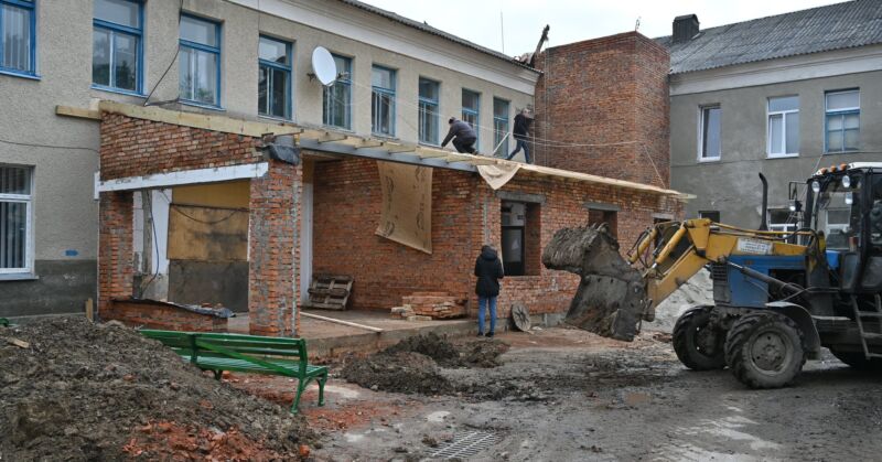 У Лановецькій громаді триває реконструкція міськлікарні