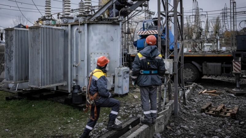 Українцям можуть підвищити тарифи на світло через атаки росії на енергетику