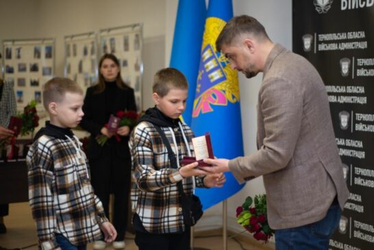 Посмертні нагороди вручили батькам, дружинам та дітям полеглих воїнів з Тернопільщини