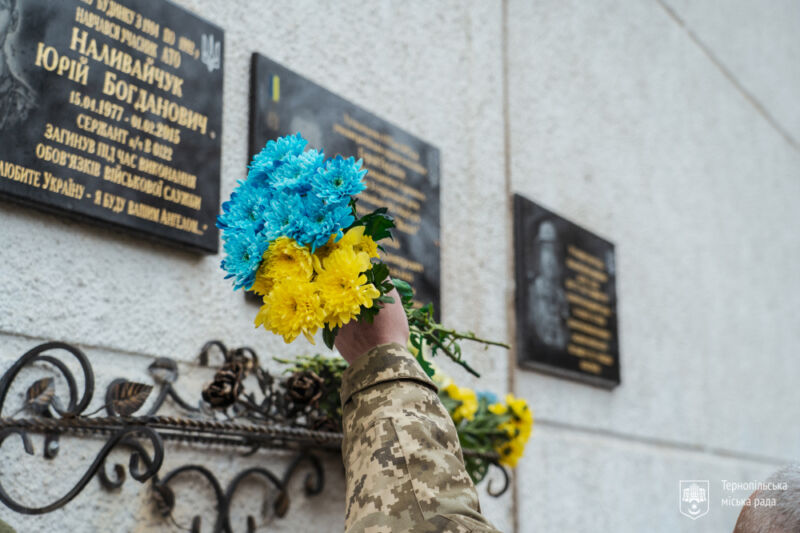 У Тернополі на фасаді будинку встановлять меморіальну таблицю загиблому захиснику Артуру-Артему Харіву