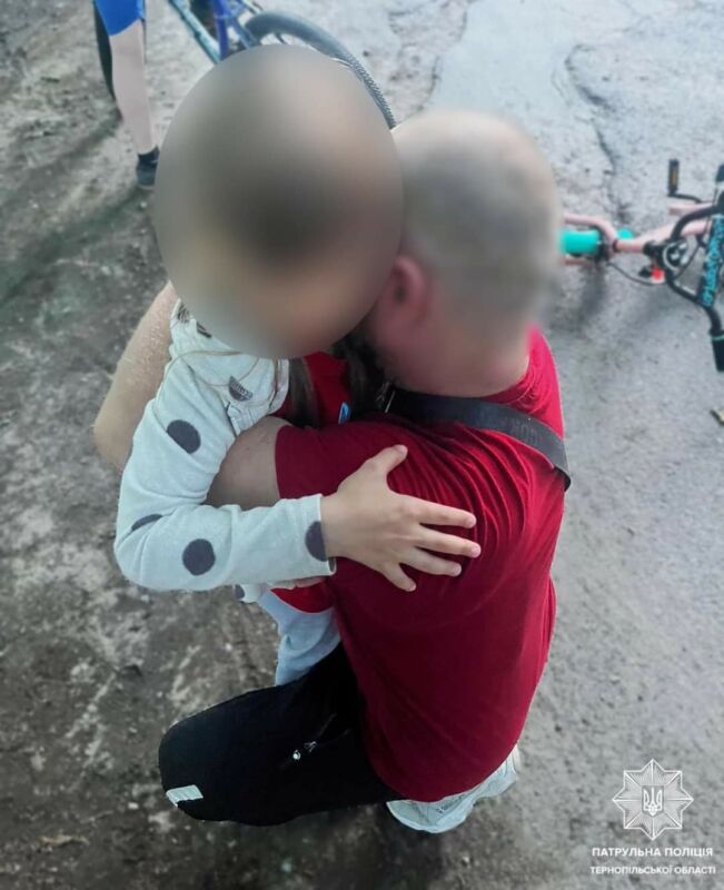 Поїхала на велосипеді й заблукала: у Терноподі патрульні повернули батькові маленьку згубу