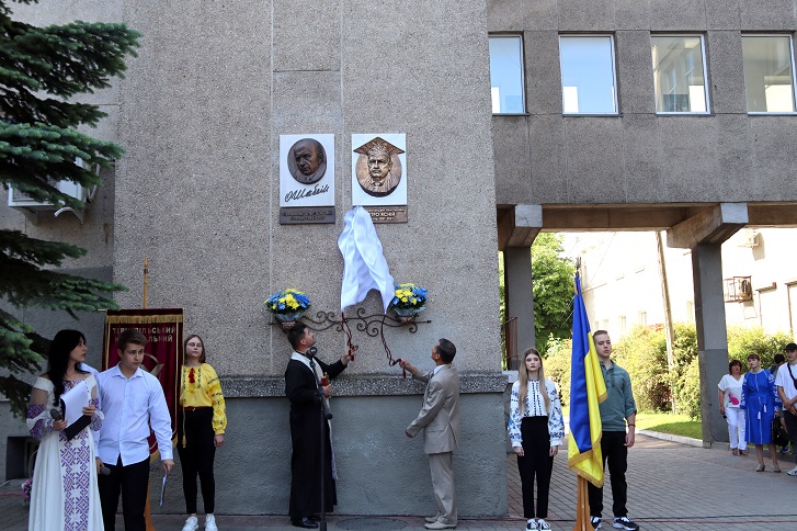 У Тернополі на головному корпусі технічного університету встановили барельєф на честь ректора і науковця Петра Яснія