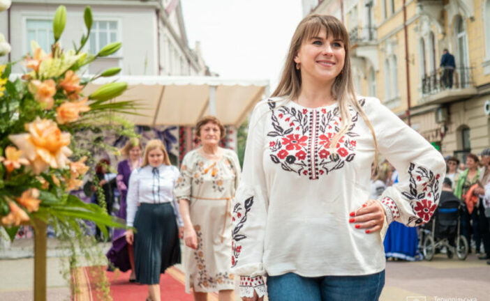 У Тернополі всіх охочих запрошують вдягнути улюблену вишиванку і взяти участь в дефіле