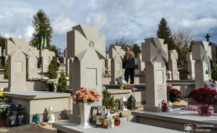 У Тернополі на кладовищі копали могилу й натрапили на гранати