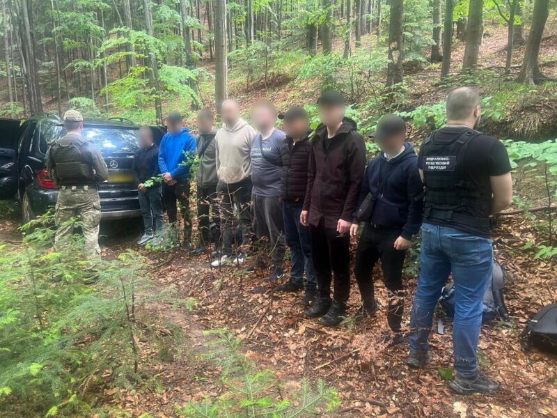На позашляховику через ліс до Румунії намагалися втекти 8 чоловіків: серед них – один із Тернопільщини