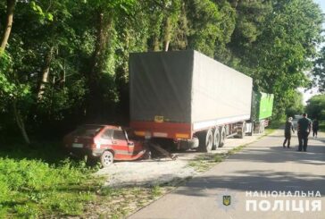 17-річна дівчина травмувалася, водій - у комі: на Тернопільщині ВАЗ влетів у вантажівку