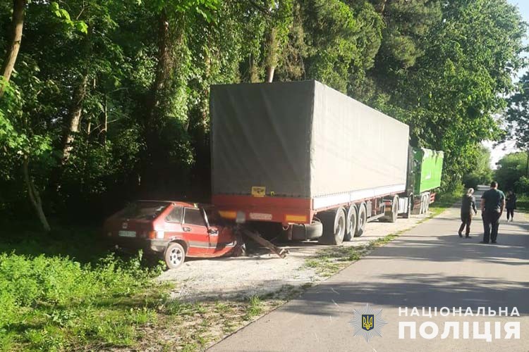 17-річна дівчина травмувалася, водій – у комі: на Тернопільщині ВАЗ влетів у вантажівку
