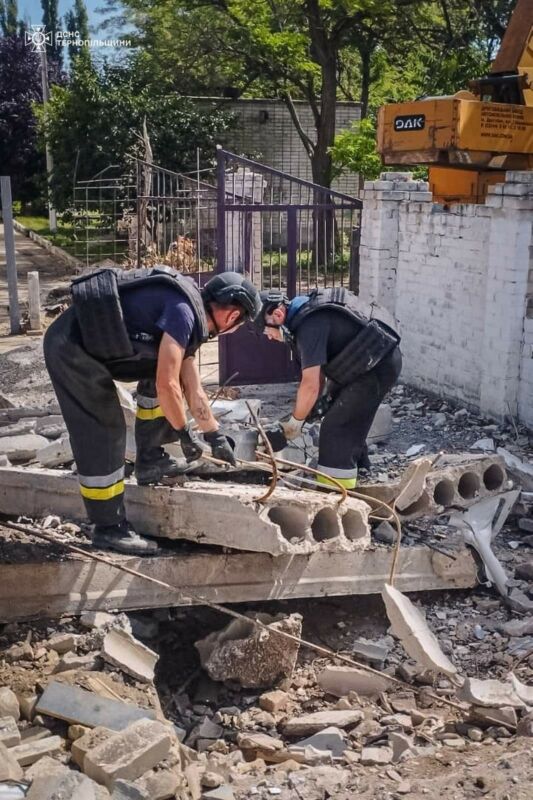Герої без зброї: як тернопільські рятувальники працюють на Херсонщині (ФОТО)
