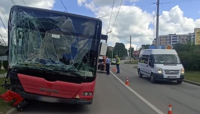 У Тернополі потрапив у ДТП міський автобус: рух транспорту ускладнений