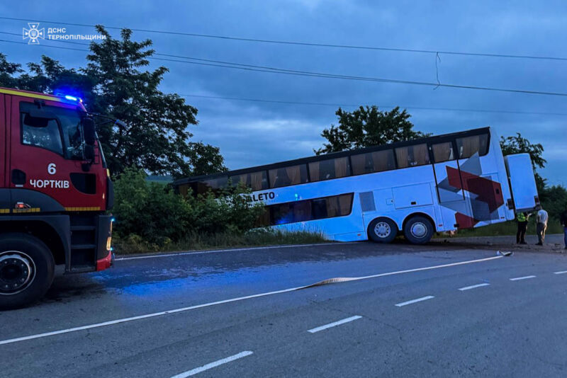Автобус Албене (Болгарія) – Тернопіль» із 85 пасажирами, з яких 55 дітей, потрапив у ДТП (фото)