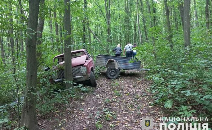 У лісі на Чортківщині в аварію потрапив легковик: водій помер дорогою до лікарні
