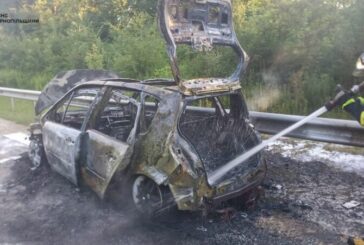 На Тернопільщині вщент згорів легковик (фото)
