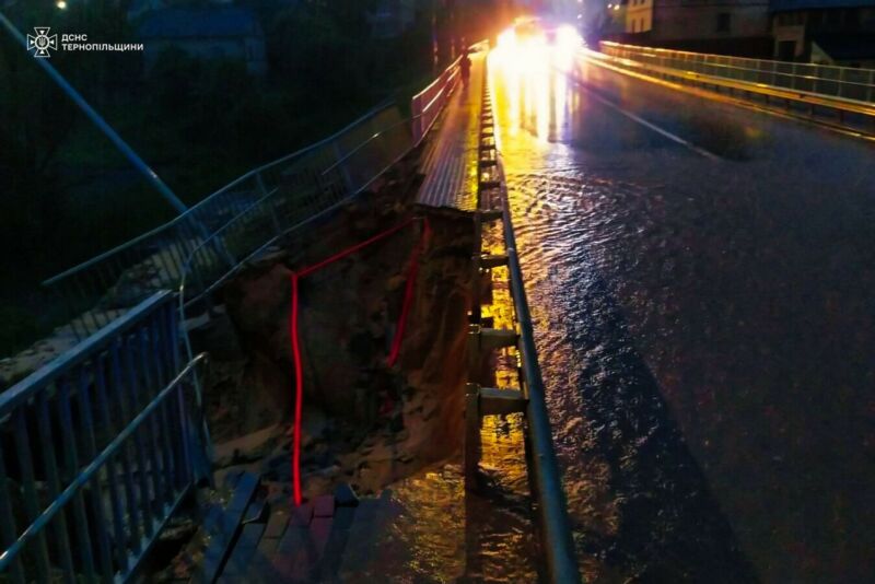 На Тернопільщині негода пошкодила міст (фото)