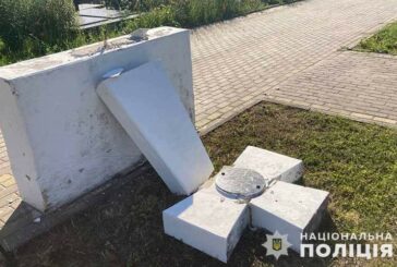 У Тернополі на кладовищі водій Renault пошкодив хрест Меморіалу Українських січових стрільців