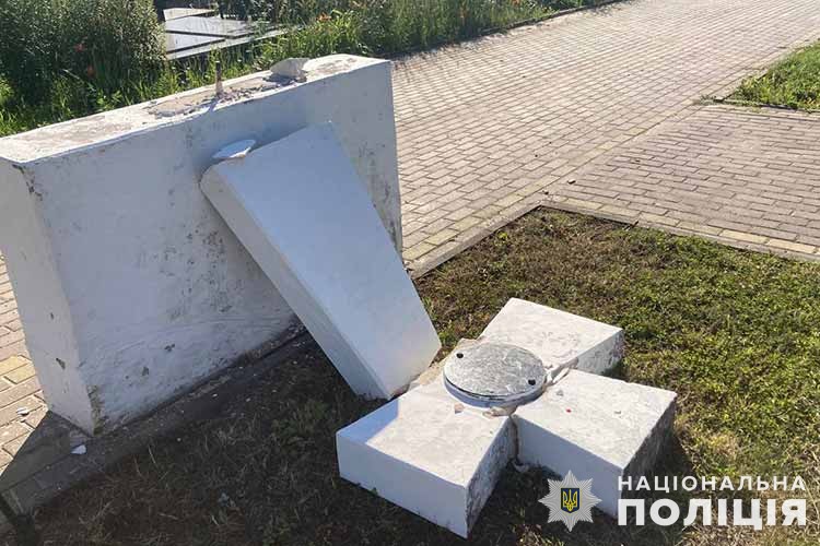 У Тернополі на кладовищі водій Renault пошкодив хрест Меморіалу Українських січових стрільців