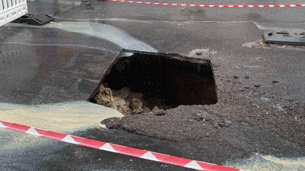 У Тернополі через сильну зливу утворилось провалля на одній із центральних вулиць: рух транспорту перекрито