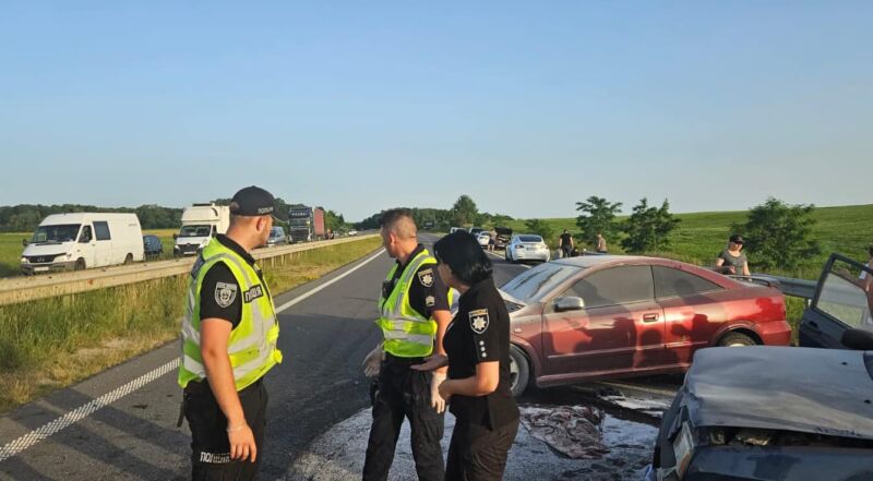 В аварії на Тернопільщині загинув водій і травмувалися пасажири, серед яких троє малих дітей