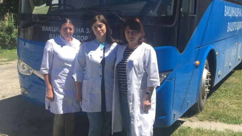 Мобільна допомога: на Чортківщині працював вакцинальний автобус