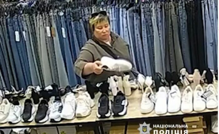 Розшукують пані, яка вчинила крадіжку в одному з магазинів Тернополя (фото)