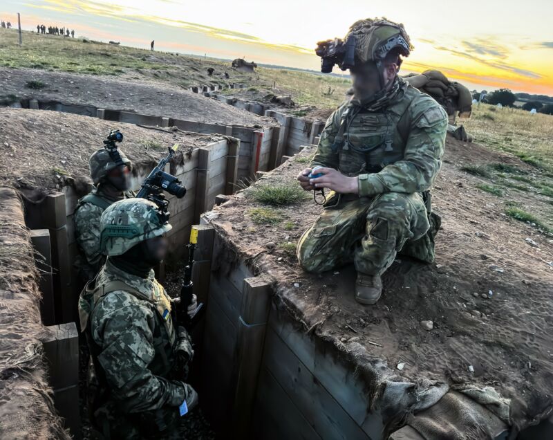 Як українські курсанти проходять військову підготовку за стандартами НАТО у Великій Британії
