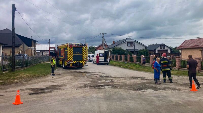 Аварія на Чортківщині: постраждалого діставали з авто рятувальники