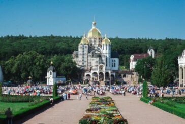 Проща: тисячі вірян молилися у Зарваниці на Тернопільщині за припинення війни та перемогу України