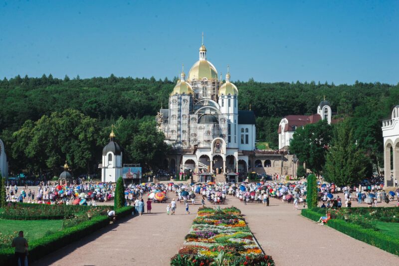 Проща: тисячі вірян молилися у Зарваниці на Тернопільщині за припинення війни та перемогу України
