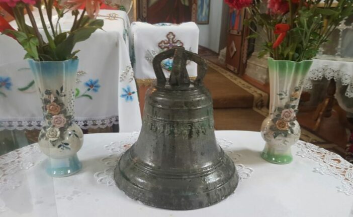 На Тернопільщині передали в храм старовинний дзвін, який багато років пролежав у землі (ФОТО)