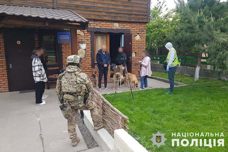 Злочинна група утримувала в неволі 35 людей на Тернопільщині та Хмельниччині