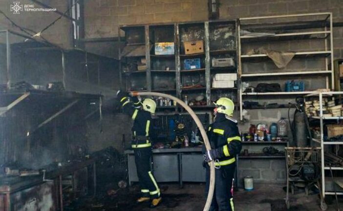 У Тернополі виникла пожежа на території колишнього комбайнового заводу