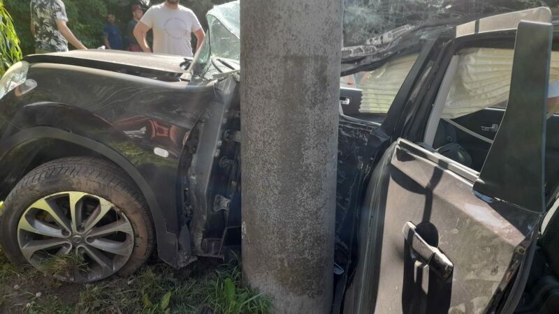 У Тернополі легковик врізався у бетонний стовп: водій та пасажирка в реанімації