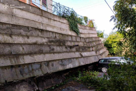 У Тернополі обвалилася підпірна стіна (фото)