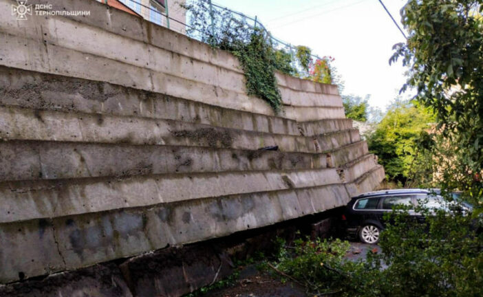 У Тернополі обвалилася підпірна стіна (фото)