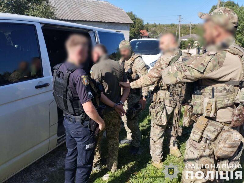 На Тернопільщині озброєний чоловік стріляв по людях: є загиблі і поранені