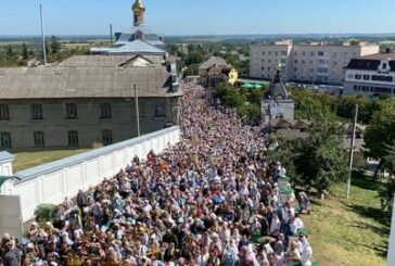 Тисячі паломників УПЦ МП попри заборону прибули до Почаївської лаври