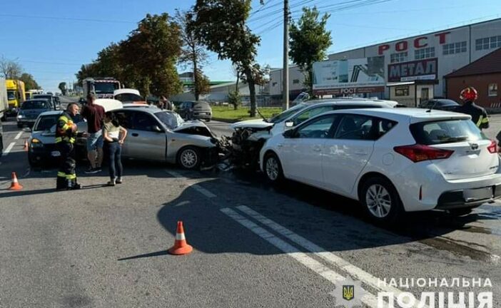 У Тернополі поліцейські встановлюють обставини ДТП за участю чотирьох автомобілів