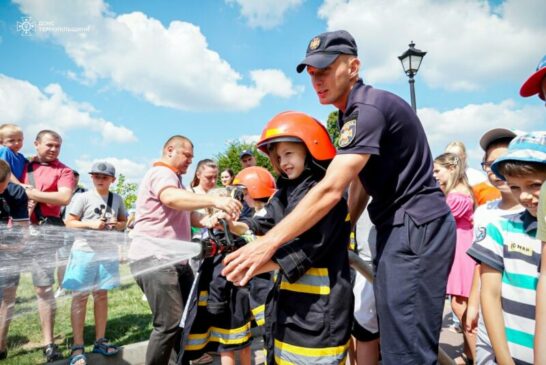 Дитячі усмішки  сильніші за війну: тернопільські рятувальники влаштували свято безпеки для малечі