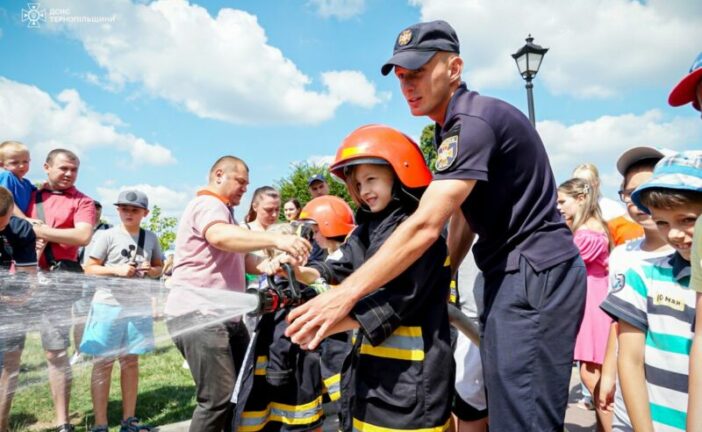 Дитячі усмішки  сильніші за війну: тернопільські рятувальники влаштували свято безпеки для малечі