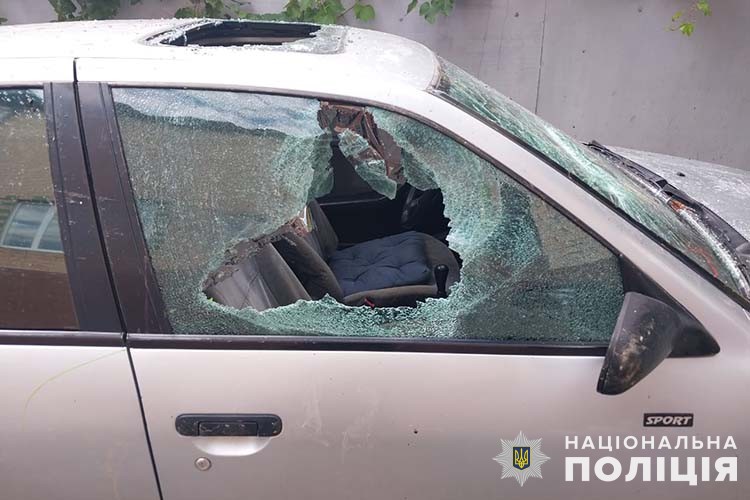 На Тернопільщині вночі чоловік потрощив битою чужий Nissan