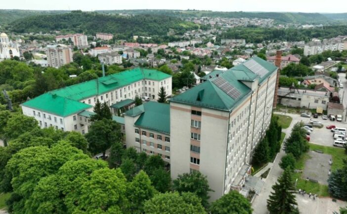 У Чортківській лікарні встановили сонячну станцію з акумуляторами