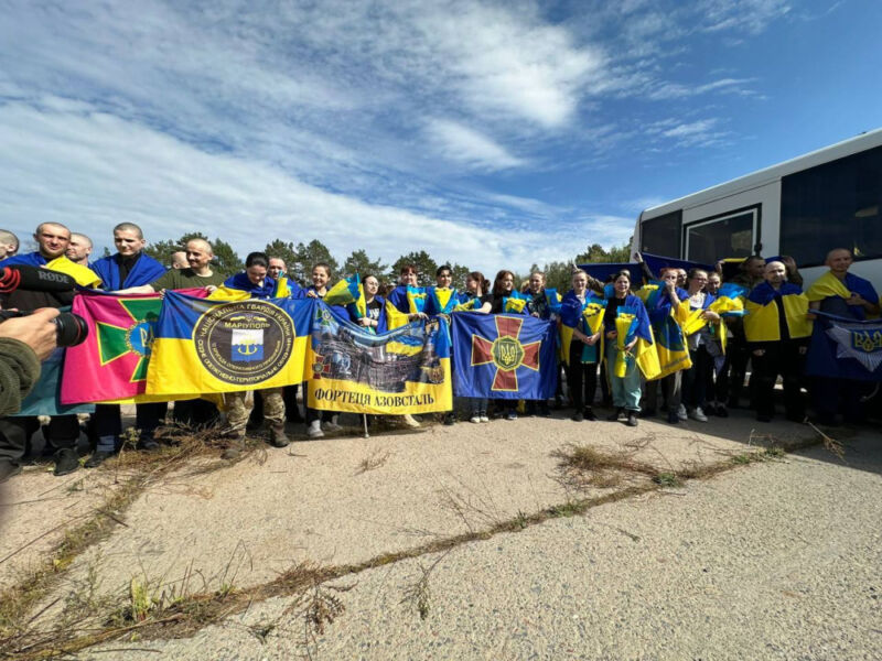 З російського полону повернулись додому 49 українців