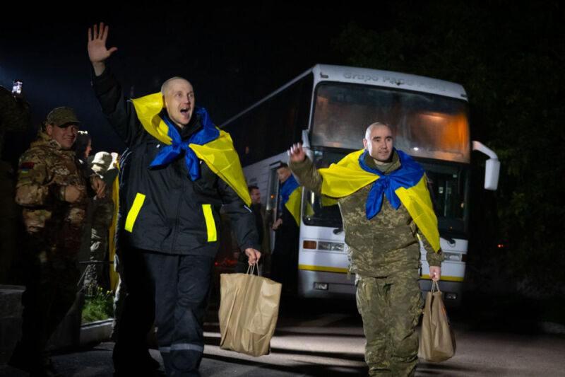 95 українських захисників повернулись із полону