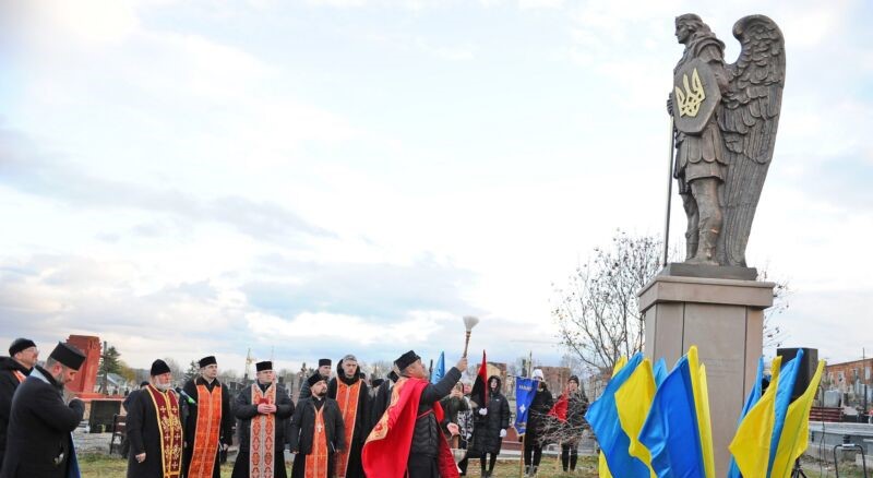 У Чорткові в День Гідності та Свободи освятили пам’ятник Архангелу Михаїлу