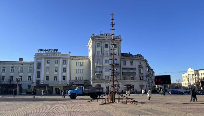 На Театральному майдані Тернополя встановлюють новорічну ялинку