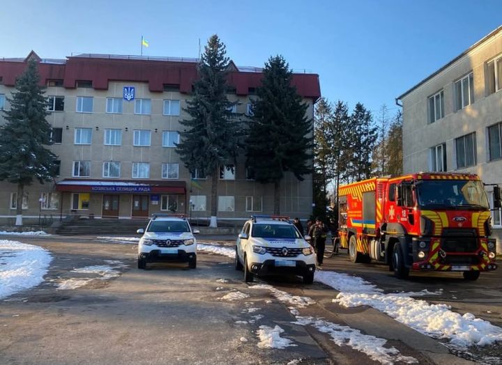 Якісь неадеквати «мінували» селищну раду на Тернопільщині