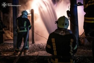 У ДСНС показали, як гасили пожежу після сьогоднішньої атаки росіян по Тернополю (ФОТО)