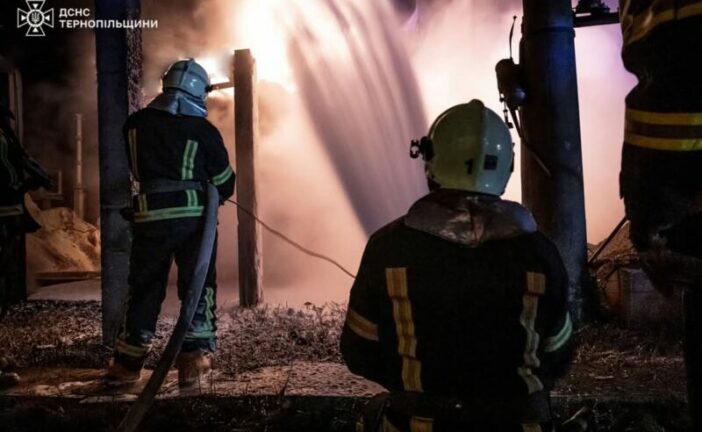 У ДСНС показали, як гасили пожежу після сьогоднішньої атаки росіян по Тернополю (ФОТО)